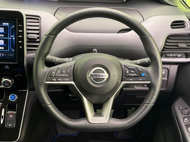 �C���e���A�ɍ��킹���f�U�C���̃X�e�A�����O�́A�^�]�������̂��Ƃ��l���A�^�]���₷���`��A�傫���ł��B�����x�A���ۂɐG���Ă��m���߂��������B