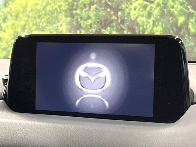 【マツダコネクトナビ】車内の雰囲気にマッチした一体型タイプのナビ。各種車輌設定やBluetooth再生等、様々な機能が楽しめます。直感的なダイヤル操作が可能で、使い勝手も良好です。