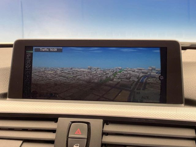 �������i�r:��̊��̂���i�r�́A����������ԓ������o���Ă���܂��BBluetooth�Đ��ȂǃI�[�f�B�I�@�\���[�����Ă���܂��̂ŁA�^�]�����y���߂܂���