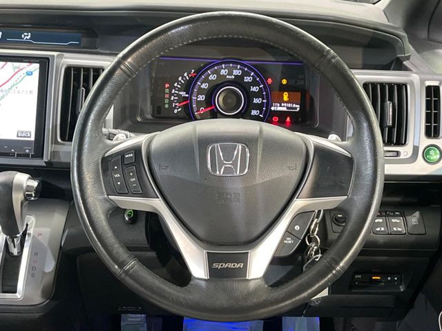 �C���e���A�ɍ��킹���f�U�C���̃X�e�A�����O�́A�^�]�������̂��Ƃ��l���A�^�]���₷���`��A�傫���ł��B�����x�A���ۂɐG���Ă��m���߂��������B