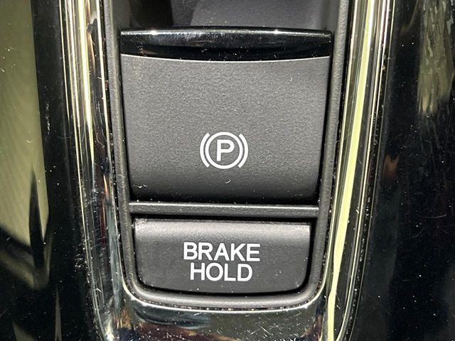 �y�I�[�g�u���[�L�z�[���h�z�M���҂���a�؂Œ�Ԏ��Ƀu���[�L���瑫�𗣂��Ă��A��~��Ԃ�ێ����Ă���܂��B�O�i����Ƃ��̓A�N�Z���𓥂߂Ύ����ŉ��������̂ň��S��X���^�]���y�ɂȂ�܂���