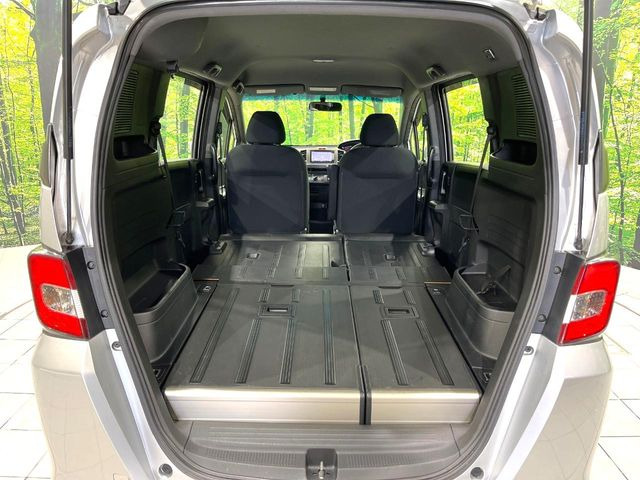 ���i�̂���������ʋ΁A���}���ɏ\���ȉ׎��X�y�[�X���m�ۂ��Ă���܂��B�Z�J���h�V�[�g��|���ƁA�傫�ȉו��̐ύڂ��\�ł���