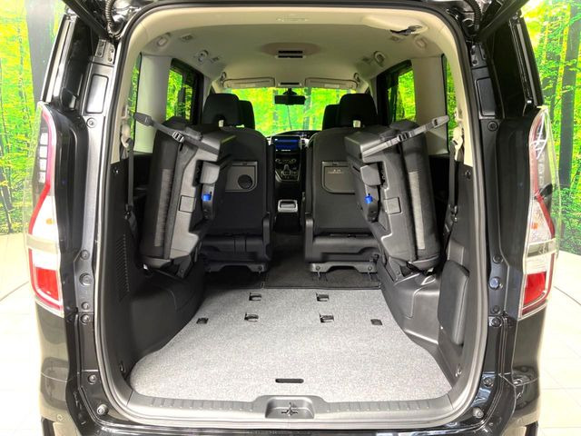 ���i�̂���������ʋ΁A���}���ɏ\���ȉ׎��X�y�[�X���m�ۂ��Ă���܂��B�Z�J���h�V�[�g��|���ƁA�傫�ȉו��̐ύڂ��\�ł���