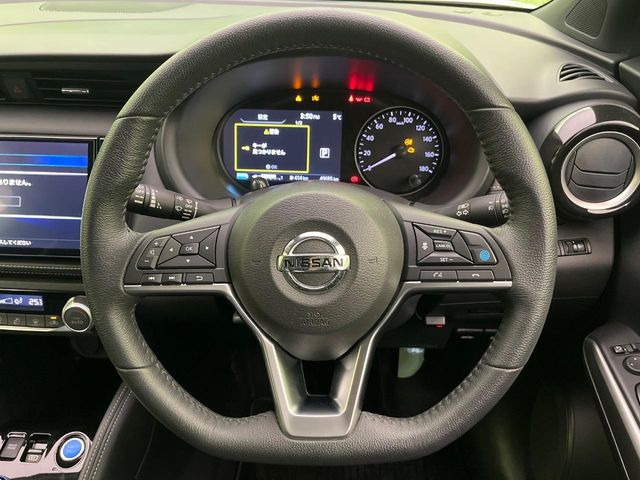 �C���e���A�ɍ��킹���f�U�C���̃X�e�A�����O�́A�^�]�������̂��Ƃ��l���A�^�]���₷���`��A�傫���ł��B�����x�A���ۂɐG���Ă��m���߂��������B