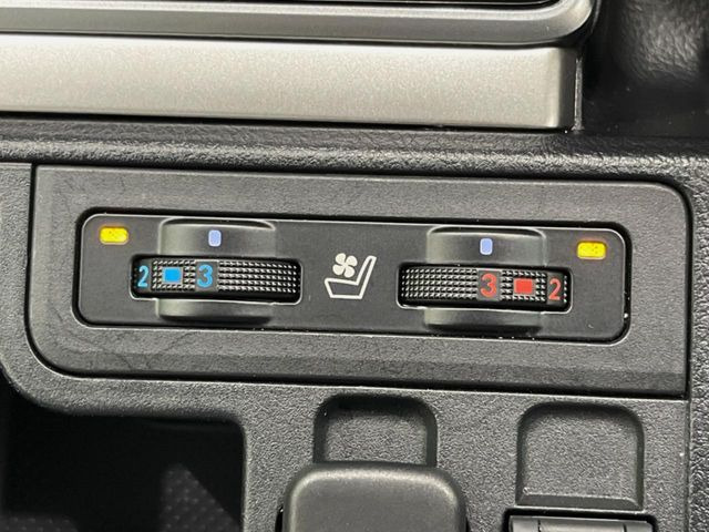 【シートベンチレーション】夏場は涼しい風でお尻や背中の熱やムレを防ぎ、冬はエアコンよりも早く温まってポカポカに!季節を問わず快適に過ごせます。