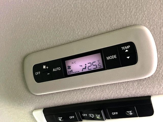 【リアオートエアコン】広い後部座席には必須の機能!風量や温度を自動で調整し前席と同様な車内環境にしてくれるリアオートエアコンを装備。夏の暑さも冬の寒さもストレスなく快適にお過ごしいただけます♪