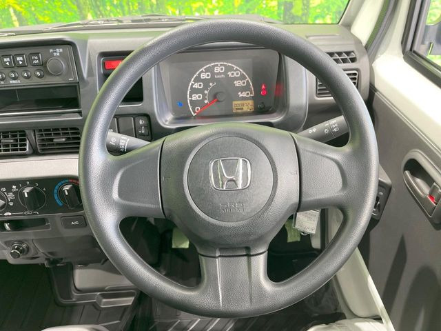 �C���e���A�ɍ��킹���f�U�C���̃X�e�A�����O�́A�^�]�������̂��Ƃ��l���A�^�]���₷���`��A�傫���ł��B�����x�A���ۂɐG���Ă��m���߂��������B