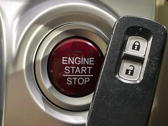 �yHonda�X�}�[�g�L�[�z�J�o����|�P�b�g�ɓ��ꂽ�܂܂ł��h�A�̎{���E�������\�ȃX�}�[�g�L�[�𑕔��B�G���W���̃I���E�I�t�����J�M�����o���K�v����������Ƃ��Ă��֗��ł���