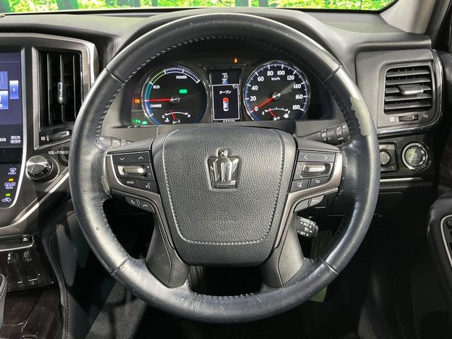 �C���e���A�ɍ��킹���f�U�C���̃X�e�A�����O�́A�^�]�������̂��Ƃ��l���A�^�]���₷���`��A�傫���ł��B�����x�A���ۂɐG���Ă��m���߂��������B