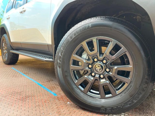 �y����18�C���`�A���~�z�C�[���z�O�ςɃ}�b�`���������A���~�z�C�[���𑕒����Ă���܂��B�e��ЊO�A���~�z�C�[����A�X�^�b�h���X�^�C�����戵�����Ă���܂��B���񂲑��k����������