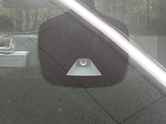 �y�C���e���W�F���g�G�}�[�W�F���V�[�u���[�L�z�t�����g�J�����őO���̎ԗ�����s�҂����m�B�Փ˂������Ȏ��͏Փ˔�Q�y���u���[�L���쓮�A�Փˉ�����T�|�[�g�B�����S�Ƀh���C�u�����y���݂��������܂��B