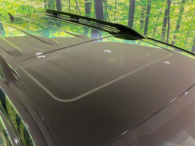 【サンルーフ】開放感たっぷりの希少装備、サンルーフが装着されています!車内に明かりを取り入れたり景色を楽しむ以外にも、車内の空気も簡単に換気できて快適です!