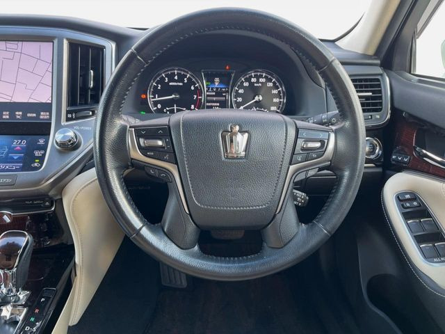 �C���e���A�ɍ��킹���f�U�C���̃X�e�A�����O�́A�^�]�������̂��Ƃ��l���A�^�]���₷���`��A�傫���ł��B�����x�A���ۂɐG���Ă��m���߂��������B