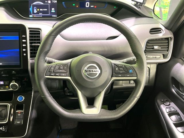 �C���e���A�ɍ��킹���f�U�C���̃X�e�A�����O�́A�^�]�������̂��Ƃ��l���A�^�]���₷���`��A�傫���ł��B�����x�A���ۂɐG���Ă��m���߂��������B