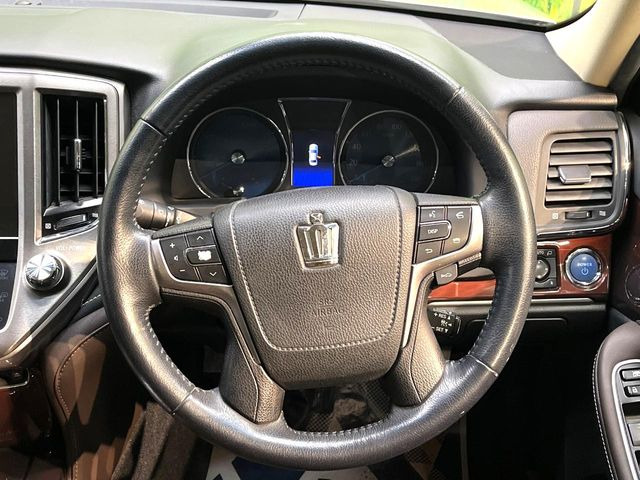 �C���e���A�ɍ��킹���f�U�C���̃X�e�A�����O�́A�^�]�������̂��Ƃ��l���A�^�]���₷���`��A�傫���ł��B�����x�A���ۂɐG���Ă��m���߂��������B