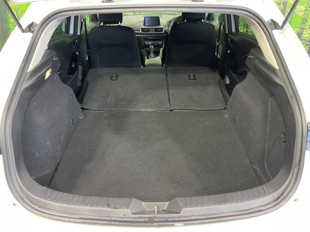 ���i�̂���������ʋ΁A���}���ɏ\���ȉ׎��X�y�[�X���m�ۂ��Ă���܂��B�Z�J���h�V�[�g��|���ƁA�傫�ȉו��̐ύڂ��\�ł���