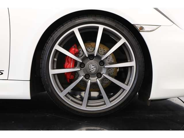 �p���[���j�b�g�ɂ�3.4L���R�z�C�t���b�g6�G���W���𓋍ڂ��|���V�F�Ȃ�ł͂̔��͂̂��銯�\�I�ȃT�E���h�����y���݂��������܂��B