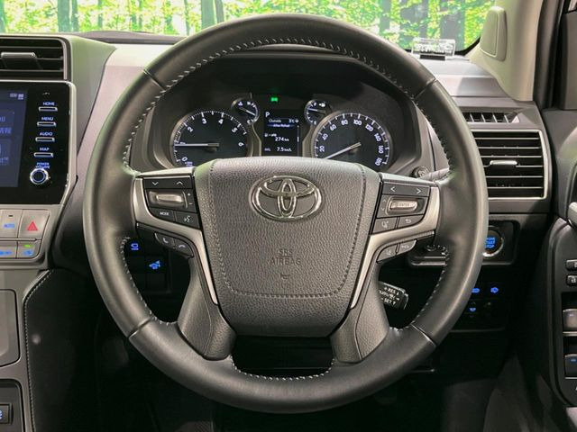 【純正革巻きステアリング】上質な革を使用することで、手にしっかり馴染みとても運転しやすいハンドルです♪