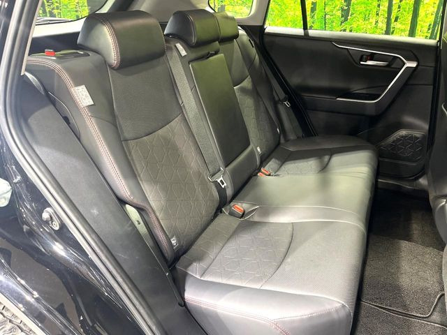後部座席も気になるようなキズ・汚れやへたり等、大きなダメージはなく、良好な状態です。