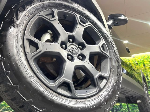 【純正18インチアルミホイール】外観にマッチした純正アルミホイールを装着しております。各種社外アルミホイールや、スタッドレスタイヤも取扱いしております。是非ご相談ください♪