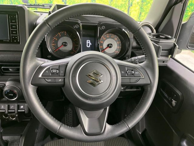 �C���e���A�ɍ��킹���f�U�C���̃X�e�A�����O�́A�^�]�������̂��Ƃ��l���A�^�]���₷���`��A�傫���ł��B�����x�A���ۂɐG���Ă��m���߂��������B