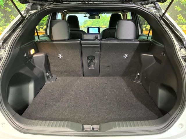 ���i�̂���������ʋ΁A���}���ɏ\���ȉ׎��X�y�[�X���m�ۂ��Ă���܂��B�Z�J���h�V�[�g��|���ƁA�傫�ȉו��̐ύڂ��\�ł���