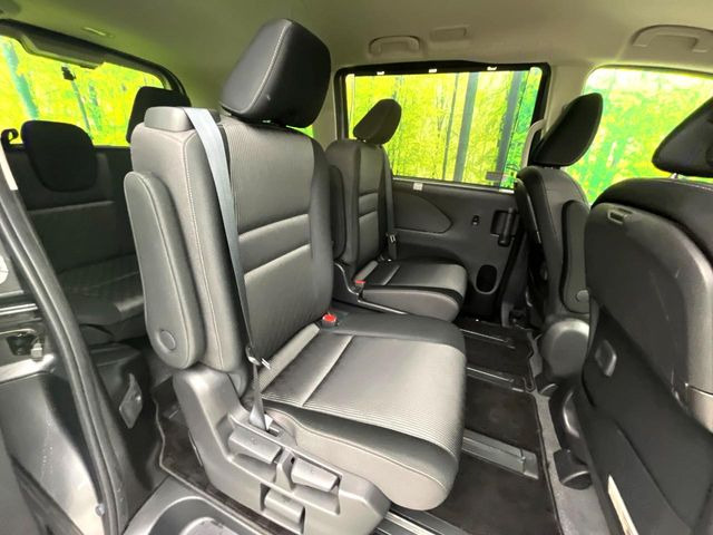 後部座席も気になるようなキズ・汚れやへたり等、大きなダメージはなく、良好な状態です。