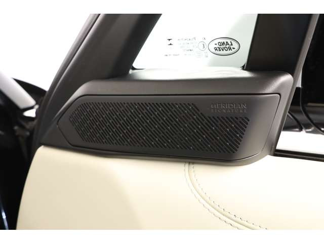 �I�[�g�o�C�I�O���t�B�ł͕W��������MERIDIAN�V�O�l�b�g�T���E���h�T�E���h�́A�ړ����̋�Ԃ��܂�ŃR���T�[�g�z�[���̂悤�ɕϖe�����Ă���܂��B