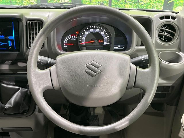 �C���e���A�ɍ��킹���f�U�C���̃X�e�A�����O�́A�^�]�������̂��Ƃ��l���A�^�]���₷���`��A�傫���ł��B�����x�A���ۂɐG���Ă��m���߂��������B