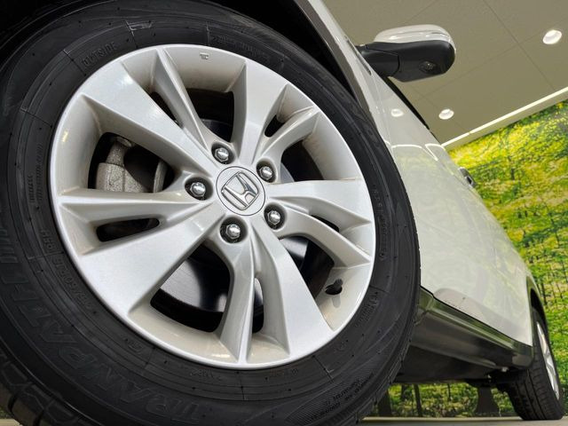 【純正16インチアルミホイール】外観にマッチした純正アルミホイールを装着しております。各種社外アルミホイールや、スタッドレスタイヤも取扱いしております。是非ご相談ください♪