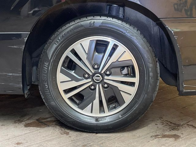 �y����15�C���`�A���~�z�C�[���z�O�ςɃ}�b�`���������A���~�z�C�[���𑕒����Ă���܂��B�e��ЊO�A���~�z�C�[����A�X�^�b�h���X�^�C�����戵�����Ă���܂��B���񂲑��k����������