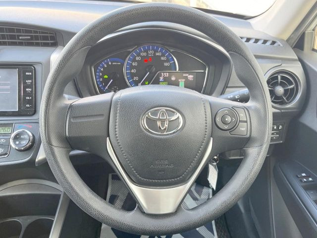 �C���e���A�ɍ��킹���f�U�C���̃X�e�A�����O�́A�^�]�������̂��Ƃ��l���A�^�]���₷���`��A�傫���ł��B�����x�A���ۂɐG���Ă��m���߂��������B