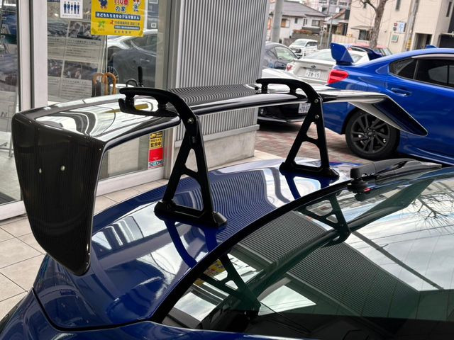 【ドライカーボンリヤスポイラー】スポーツカーらしさがグッと引き立つドライカーボンリヤスポイラーを装着、ダウンフォース向上に役立ちます。