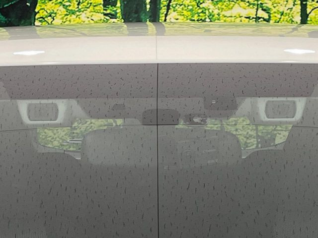 【アイサイトVer2】前方の車両等を検知し、衝突しそうな時は警報で注意を促し、ブレーキを踏む力をサポート。ブレーキを踏めなかった場合は衝突被害軽減ブレーキが作動、衝突回避をサポートします。