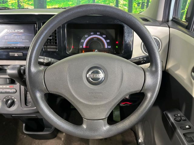 �C���e���A�ɍ��킹���f�U�C���̃X�e�A�����O�́A�^�]�������̂��Ƃ��l���A�^�]���₷���`��A�傫���ł��B�����x�A���ۂɐG���Ă��m���߂��������B