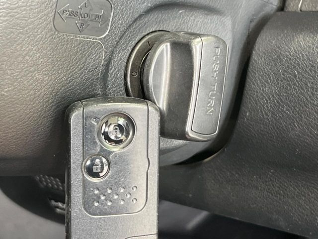 �yHonda�X�}�[�g�L�[�z�J�o����|�P�b�g�ɓ��ꂽ�܂܂ł��h�A�̎{���E�������\�ȃX�}�[�g�L�[�𑕔��B�G���W���̃I���E�I�t�����J�M�����o���K�v����������Ƃ��Ă��֗��ł���