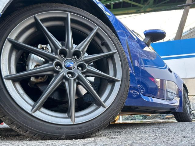 �y����18�C���`�A���~�z�C�[���z�O�ςɃ}�b�`���������A���~�z�C�[���𑕒����Ă���܂��B�e��ЊO�A���~�z�C�[����A�X�^�b�h���X�^�C�����戵�����Ă���܂��B���񂲑��k����������