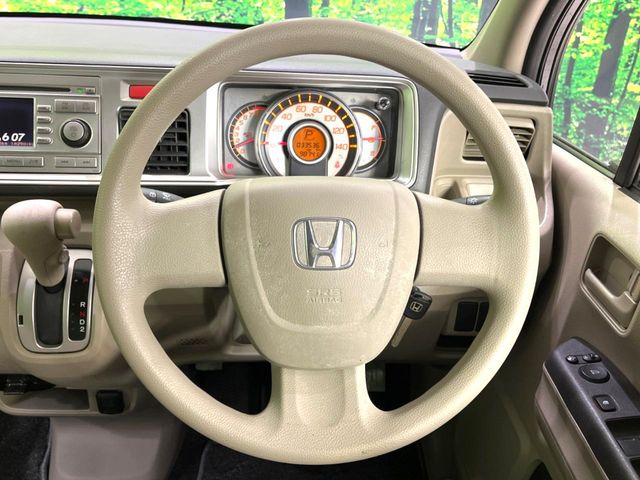 �C���e���A�ɍ��킹���f�U�C���̃X�e�A�����O�́A�^�]�������̂��Ƃ��l���A�^�]���₷���`��A�傫���ł��B�����x�A���ۂɐG���Ă��m���߂��������B