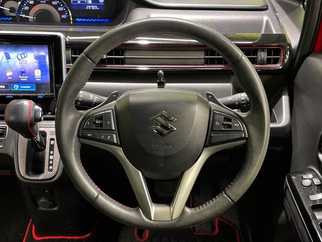 �C���e���A�ɍ��킹���f�U�C���̃X�e�A�����O�́A�^�]�������̂��Ƃ��l���A�^�]���₷���`��A�傫���ł��B�����x�A���ۂɐG���Ă��m���߂��������B