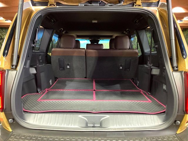 ���i�̂���������ʋ΁A���}���ɏ\���ȉ׎��X�y�[�X���m�ۂ��Ă���܂��B�Z�J���h�V�[�g��|���ƁA�傫�ȉו��̐ύڂ��\�ł���