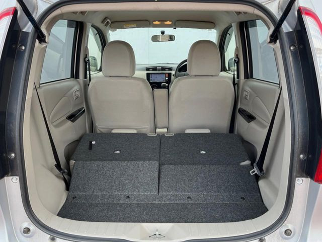 ���i�̂���������ʋ΁A���}���ɏ\���ȉ׎��X�y�[�X���m�ۂ��Ă���܂��B�Z�J���h�V�[�g��|���ƁA�傫�ȉו��̐ύڂ��\�ł���