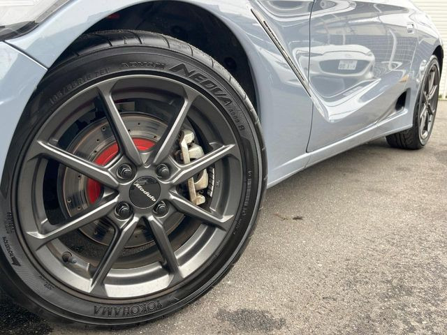 �y�O���[�h��p����16�C���`�A���~�z�C�[���z�f�U�C�����̍��������A���~�z�C�[���𑕒����Ă���܂��B�e��ЊO�A���~�z�C�[����A�X�^�b�h���X�^�C�����戵�����Ă���܂��B���񂲑��k����������