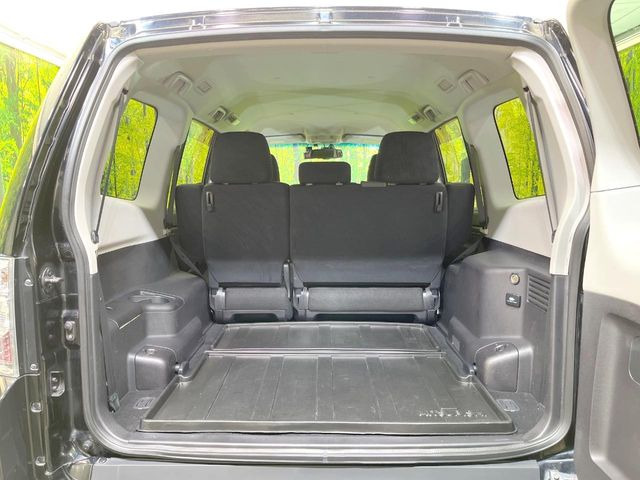 ���i�̂���������ʋ΁A���}���ɏ\���ȉ׎��X�y�[�X���m�ۂ��Ă���܂��B�Z�J���h�V�[�g��|���ƁA�傫�ȉו��̐ύڂ��\�ł���