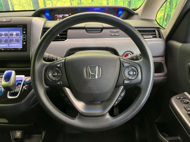 �C���e���A�ɍ��킹���f�U�C���̃X�e�A�����O�́A�^�]�������̂��Ƃ��l���A�^�]���₷���`��A�傫���ł��B�����x�A���ۂɐG���Ă��m���߂��������B