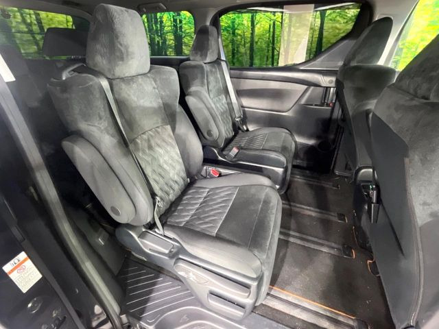 【リアオートエアコン】広い後部座席には必須の機能!風量や温度を自動で調整し前席と同様な車内環境にしてくれるリアオートエアコンを装備。夏の暑さも冬の寒さもストレスなく快適にお過ごしいただけます♪