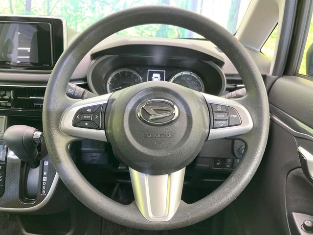 �C���e���A�ɍ��킹���f�U�C���̃X�e�A�����O�́A�^�]�������̂��Ƃ��l���A�^�]���₷���`��A�傫���ł��B�����x�A���ۂɐG���Ă��m���߂��������B