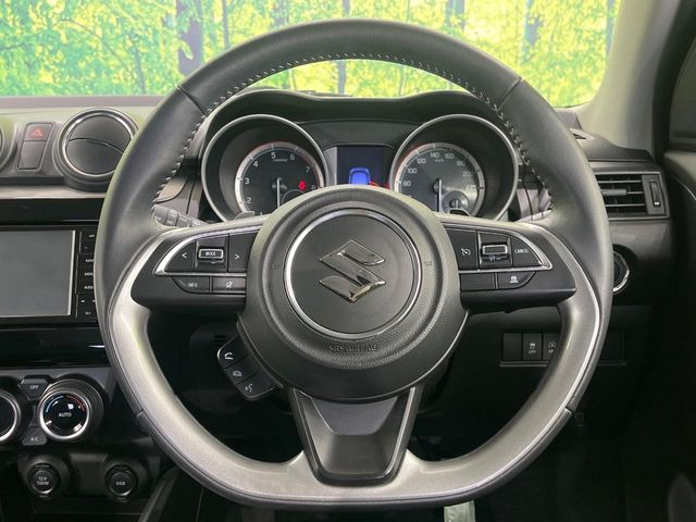 �C���e���A�ɍ��킹���f�U�C���̃X�e�A�����O�́A�^�]�������̂��Ƃ��l���A�^�]���₷���`��A�傫���ł��B�����x�A���ۂɐG���Ă��m���߂��������B