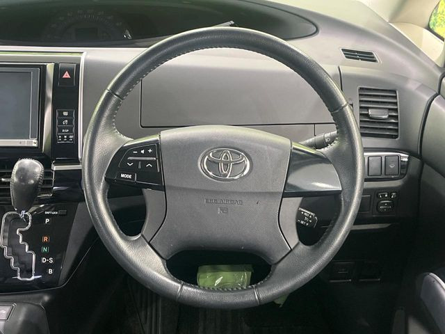 �C���e���A�ɍ��킹���f�U�C���̃X�e�A�����O�́A�^�]�������̂��Ƃ��l���A�^�]���₷���`��A�傫���ł��B�����x�A���ۂɐG���Ă��m���߂��������B