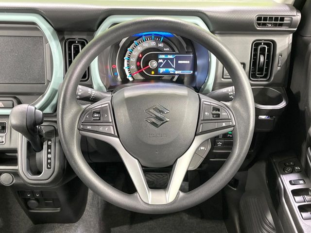 �C���e���A�ɍ��킹���f�U�C���̃X�e�A�����O�́A�^�]�������̂��Ƃ��l���A�^�]���₷���`��A�傫���ł��B�����x�A���ۂɐG���Ă��m���߂��������B