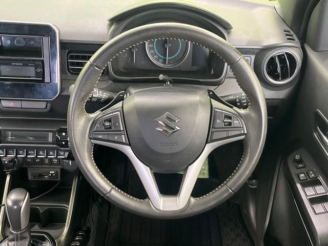 �C���e���A�ɍ��킹���f�U�C���̃X�e�A�����O�́A�^�]�������̂��Ƃ��l���A�^�]���₷���`��A�傫���ł��B�����x�A���ۂɐG���Ă��m���߂��������B